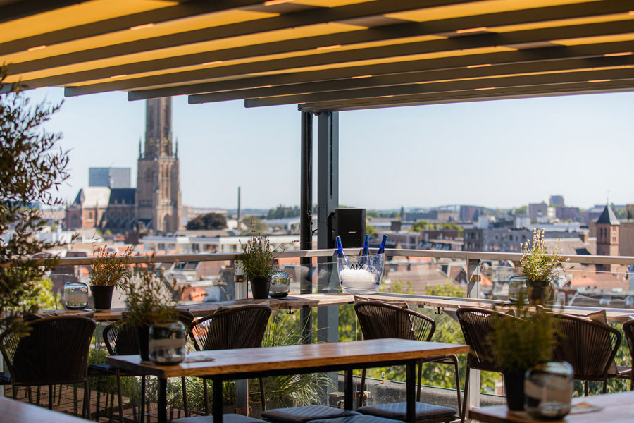 Uitzicht-vanaf-BLOU-rooftopbar-Haarhuis_LR